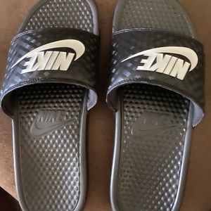 Women’s sz 11 Nike sandals NEW